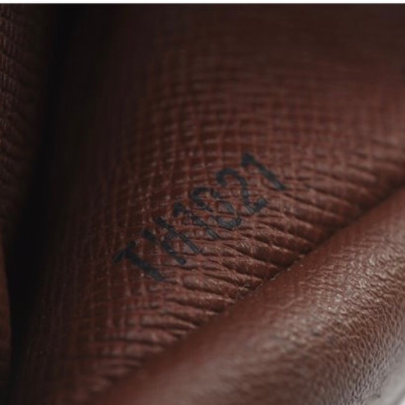 Louis Vuitton Monogram 4 Key Holder - Picture 11 of 11